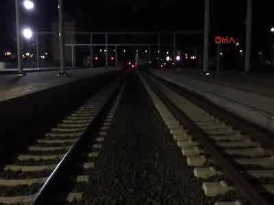 Selfie çekmek için çıktığı vagonun üzerinde akıma kapıldı