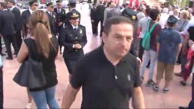 Taksim'deki törende başörtülü polis