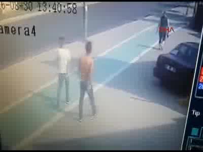 Kaldırımda yürürken cüzdanını kapkaççılara kaptırdı