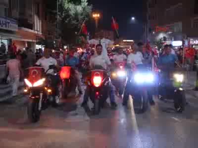 Önce meşaleli yürüyüş, ardından nikah töreni