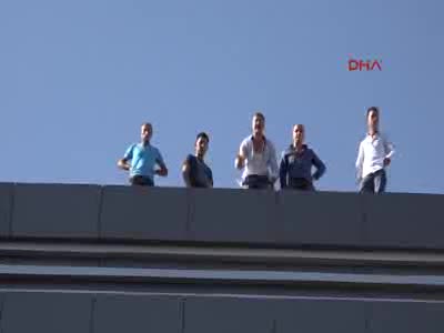 Belediyede işten çıkarılan 5 işçi intihar için çatıya çıktı