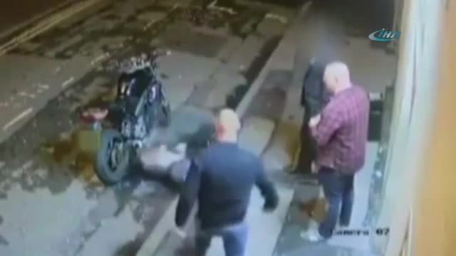 Yumrukla yere serdi, ardından tekme attı