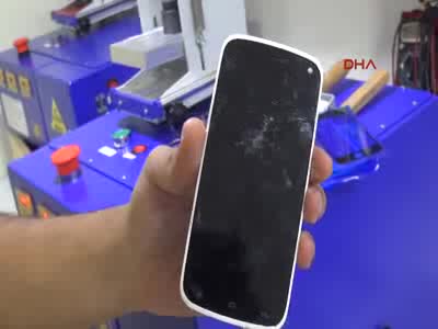 Kırılan cep telefonu ekranlarını ürettikleri cihazla orijinal hale dönüştürüyorlar