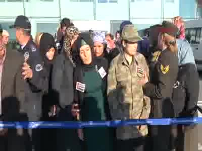 Şehit ağabeyini asker selamıyla karşıladı