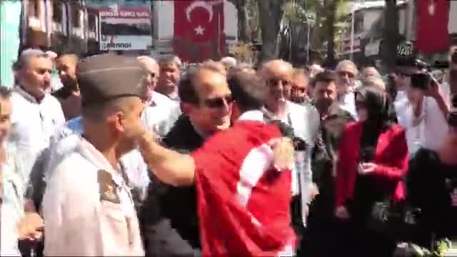 Dünya şampiyonu genç güreşçiye Bursa'da coşkulu kutlama