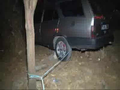 Uçurumdan düşmek üzere olan otomobil ağaca iple bağlandı