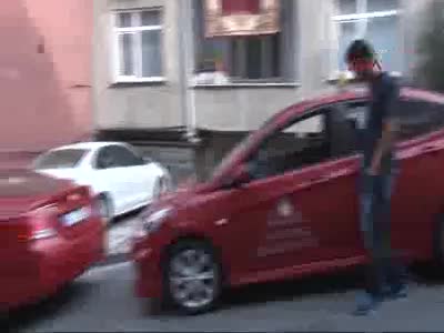 Taksiciler zamlı tarifeye geçiş için kuyruk oluşturdu