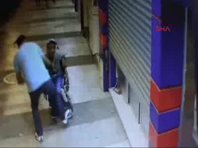 Engelli vatandaşı sokak ortasında darp etti