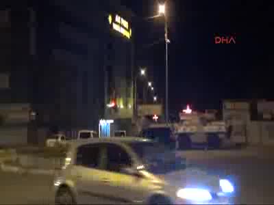 Van'da Ak Parti il binası önündeki polis noktasına bombalı saldırı