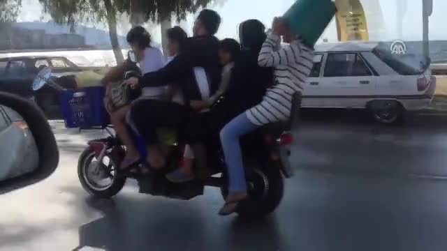 Motosiklette "6 kişilik" tehlikeli yolculuk