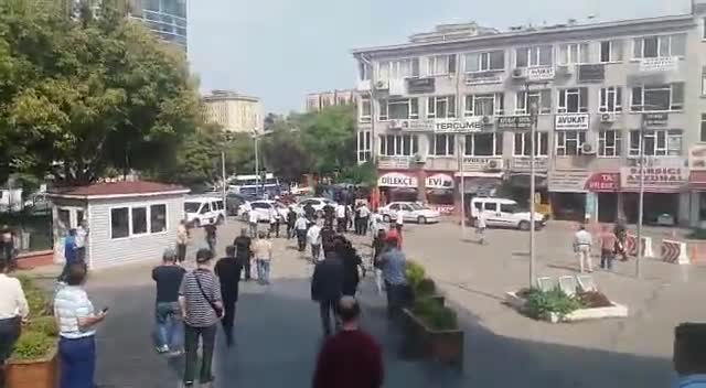 Bursa'da adliye önünde kavga!