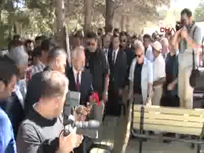 Kılıçdaroğlu, şehit Ömer Halisdemir'in mezarını ziyaret etti