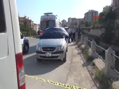 Otomobilde kolunda serumla ölü bulundu