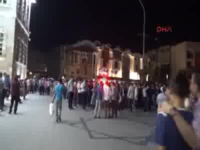 Elektrikler kesildi, darbe oluyor diye yine sokağa çıktılar