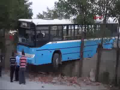 Otobüs bahçe duvarında asılı kaldı
