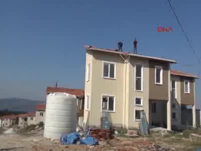 Paralarını alamayan işçiler çatıya çıktı