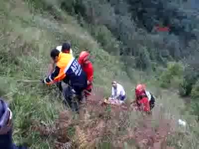 Polis memur otomobili ile uçuruma yuvarlanarak can verdi