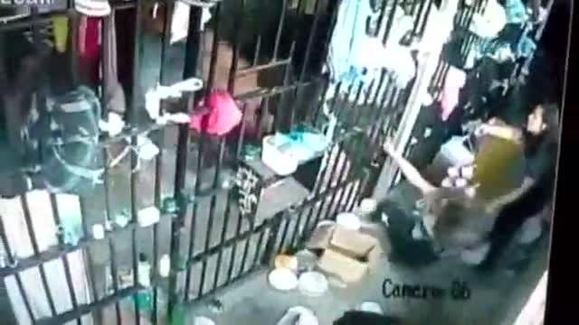 Kadın görevliyi mahkumların elinden hemcinsi kurtardı