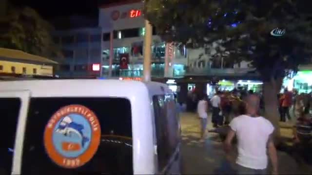 "Canlı bombayım" diye bağıran şahsı linçten polis kurtardı