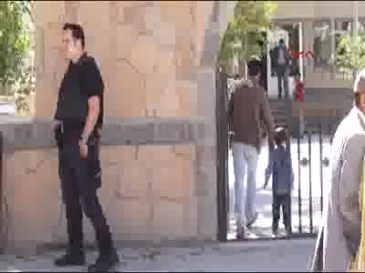 Kayyum olarak atanmıştı, bayraklarla donattı