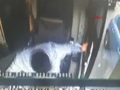 Sancaktepe'de halk otobüsüne silahlı saldırı kamerada