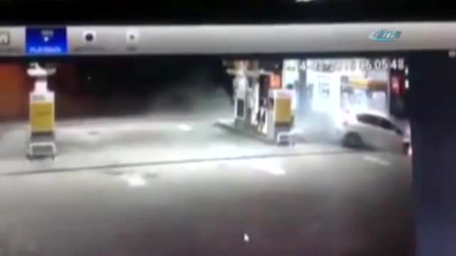 Otomobil benzin istasyonuna daldı!