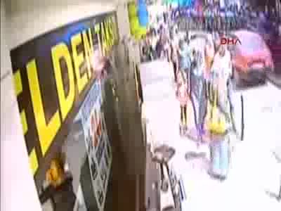 Zihinsel engelliyi dövüp, burnunu kıran güvenlik kamerasında