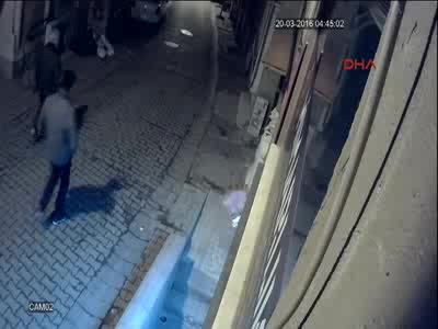 Beyoğlu'nda gasp dehşeti kamerada