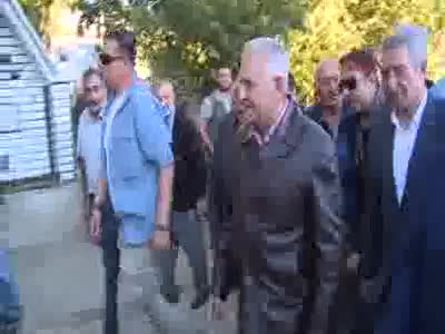 Başbakan Binali Yıldırım heyelanın vurduğu köye gitti