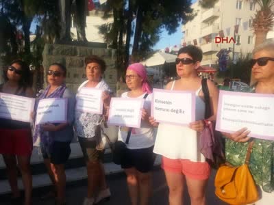 Ayvalık'ta kadınlardan şortlu protesto