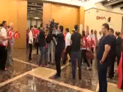 Paralimpik Oyunlarında 9 madalya kazanan milli sporcular yurda döndü