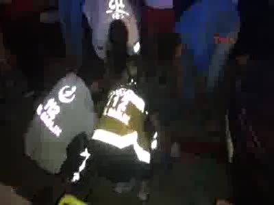 Hafif ticari araçla çarpışan motosikletteki 2 kişi yaralandı