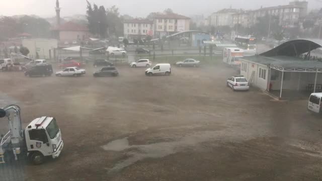 Bursa'da şiddetli fırtına ve yağmur hayatı felç etti