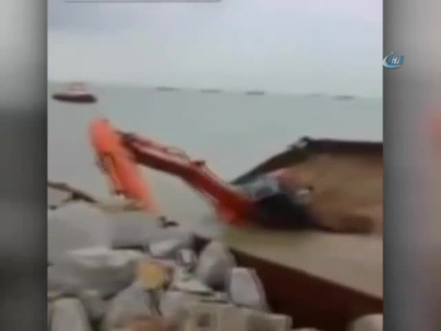 İş makinesi sulara böyle gömüldü