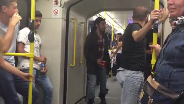 Bursa'da metroda yolcuları şaşkına uğratan konser