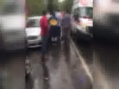 Seyir halindeki otomobilin üzerine ağaç devrildi: 4 yaralı