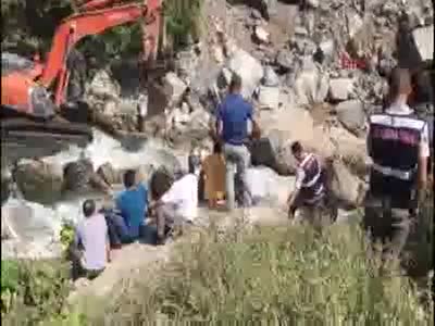 Şelaleye düşüp ölen oğlun kurtarmak için suya giren baba hala bulunamadı