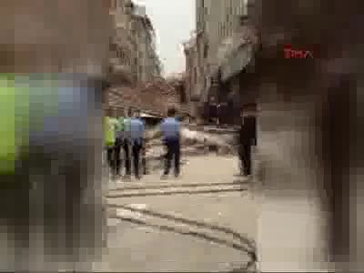 İstanbul'da 5 katlı bina çöktü - 1