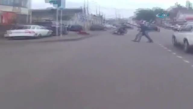 Motosikletin çarptığı adam havada taklalar attı