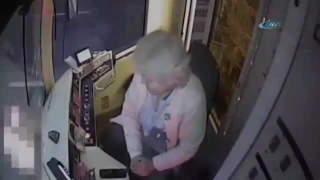 Dikkatsiz kadın tramvayın altında can verdi