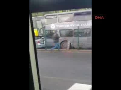 Acıbadem'de yoldan çıkan metrobüs, D-100'e girerek kaza yaptı - 2