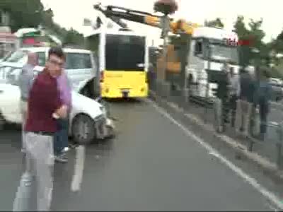 Acıbadem'de yoldan çıkan metrobüs, D-100'e girerek kaza yaptı - 5