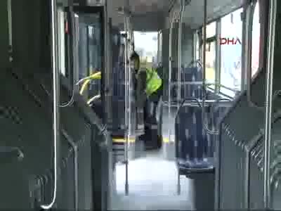 Metrobüste şoför bölümünün yakınındaki şemsiye