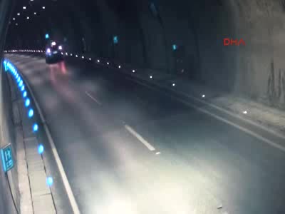Kazada üzerinden 2 araç geçti, onlarca sürücü aldırmadı