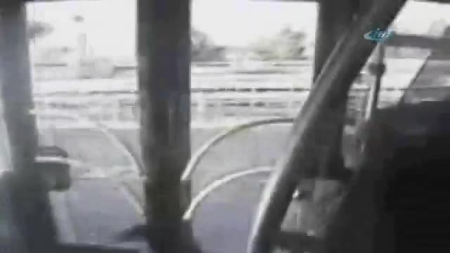 Metrobüsteki şemsiyeli saldırı kamerada