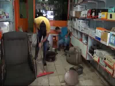 Hatay'da aşırı yağış ev ve işyerlerini sular altında bıraktı