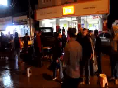 Motosiklet yayalara çarptı: 3 yaralı