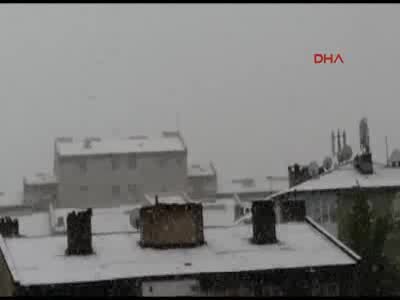Erzurum'a mevsimin ilk karı yağdı - 1
