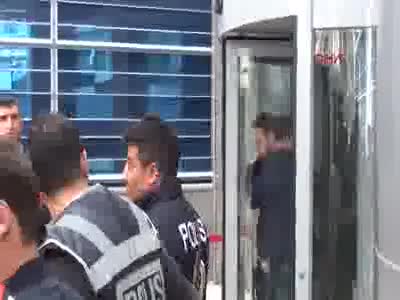 Metrobüsteki şemsiyeli saldırgan tutuklandı