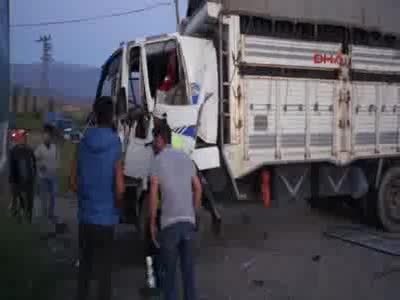 Alaşehir'de kaza: 31 yaralı